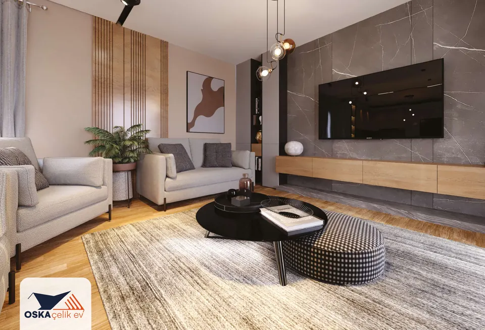 Mermer desenli gri duvara monte TV, altında ahşap görünümlü askılı ünite; önünde koltuklar, siyah yuvarlak sehpa, kareli puf ve sarkıt aydınlatmalar olan salon.