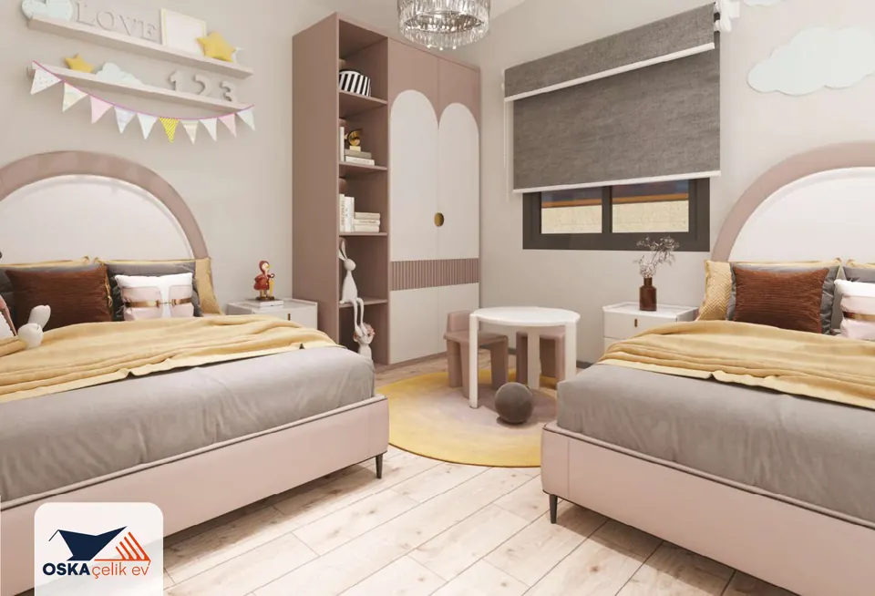 İki yataklı çocuk odası render görseli: yuvarlak başlıklı pembe yataklar, kemerli kapaklı gardırop ve kitaplık, duvarda raflar, ortada sarı halı üzerinde küçük masa ve tabureler.